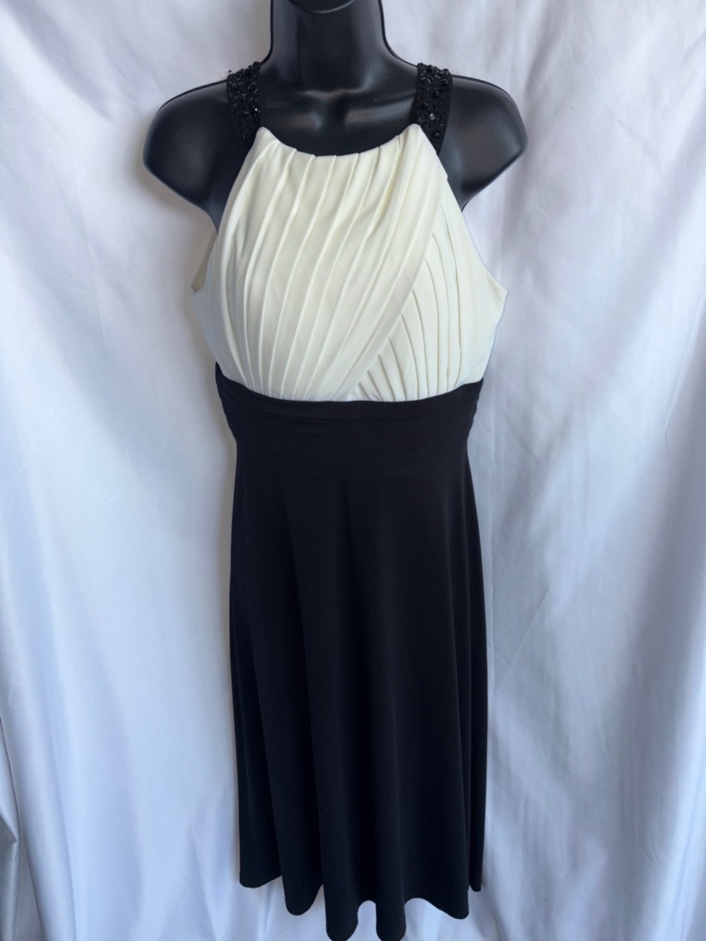 Jessica Howard Pleated Bodice Sleeveless Sheath Dress size 6, 18” PTP, 43” L